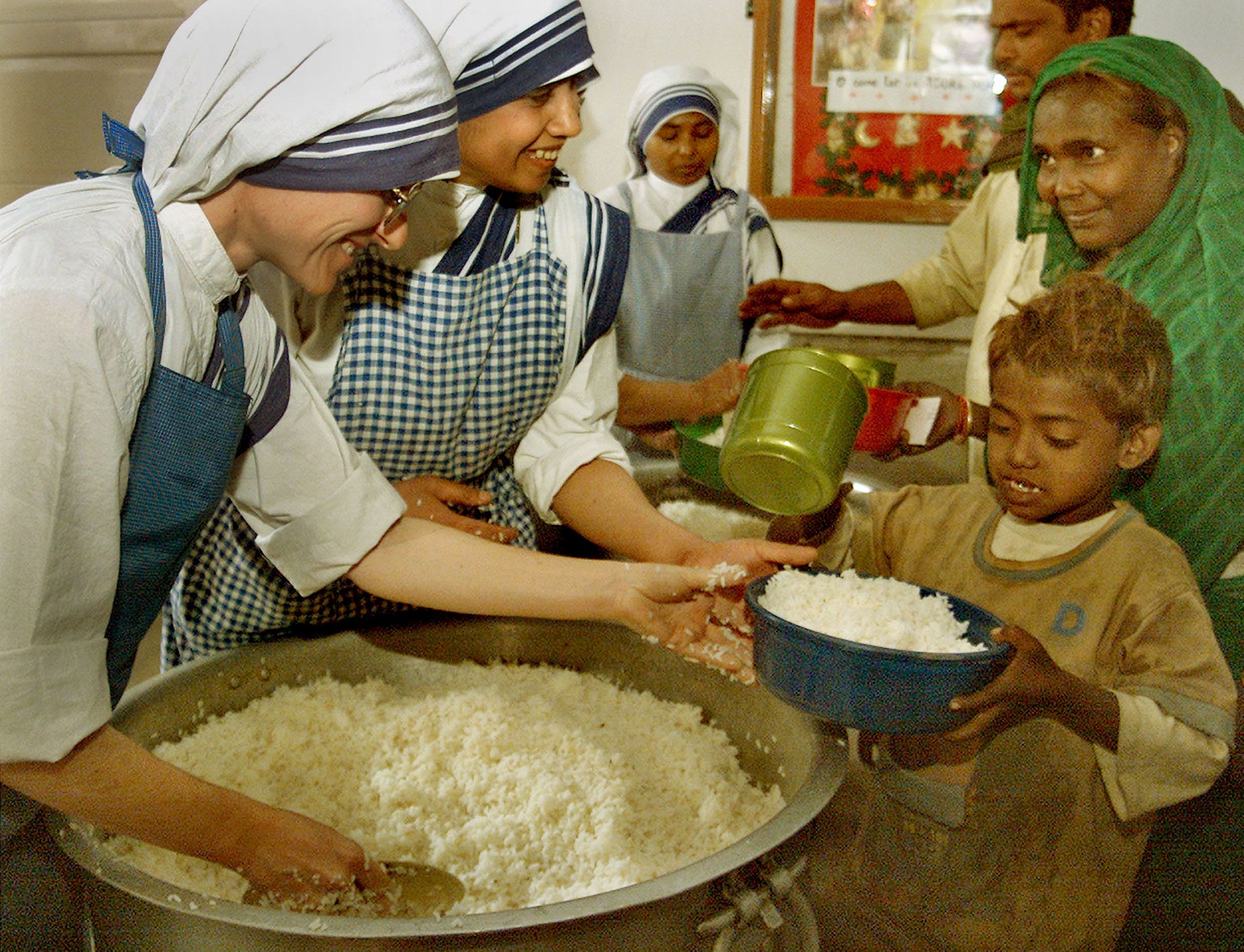 Missionarie della Carità distribuiscono cibo ai poveri a Calcutta nel giorno di Natale