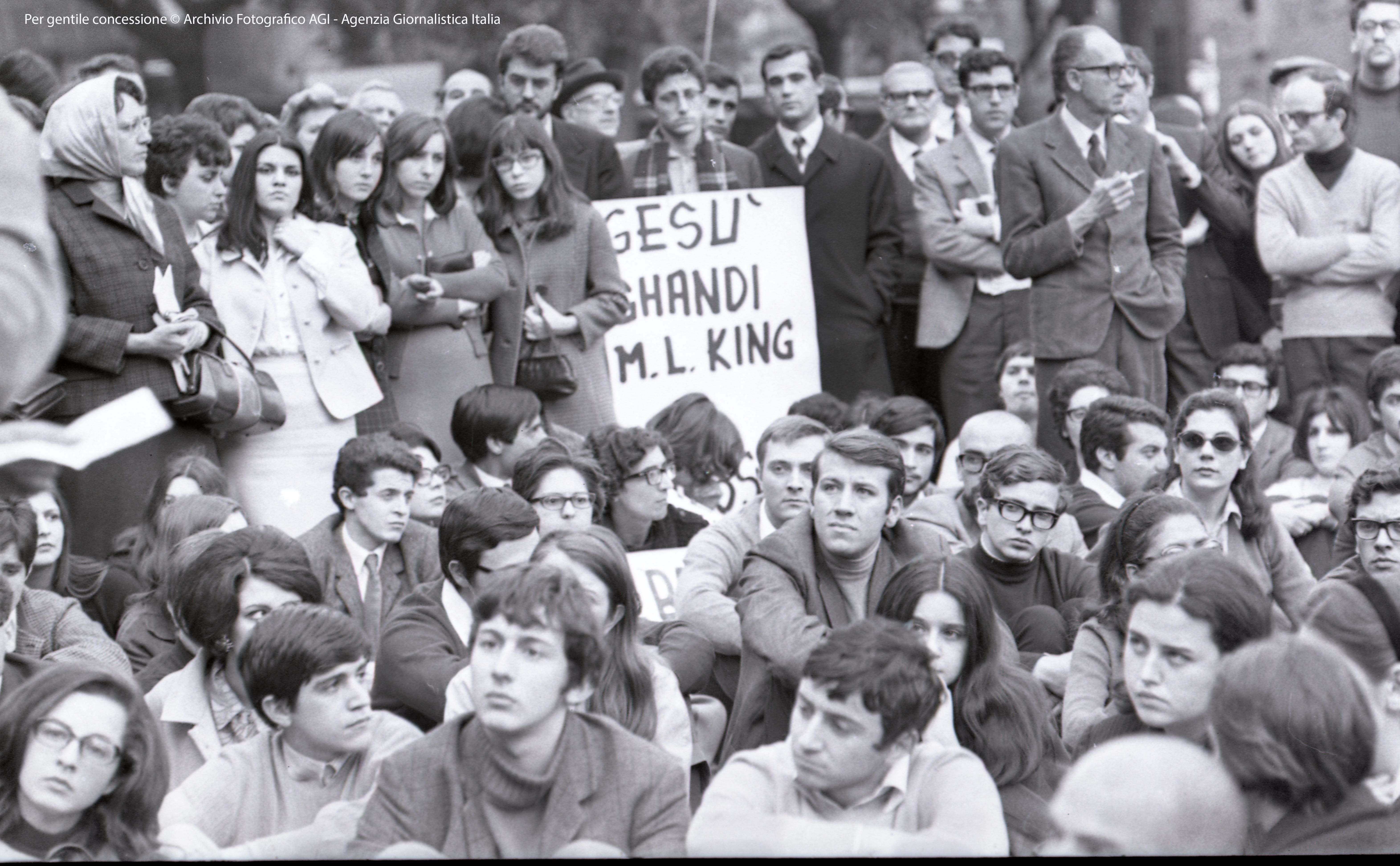 La manifestazione organizzata a Roma dai movimenti nonviolenti il 6 aprile 1968, all’indomani dell’assassinio di Martin Luther King / per gentile concessione AGI Agenzia Giornalistica Italia”