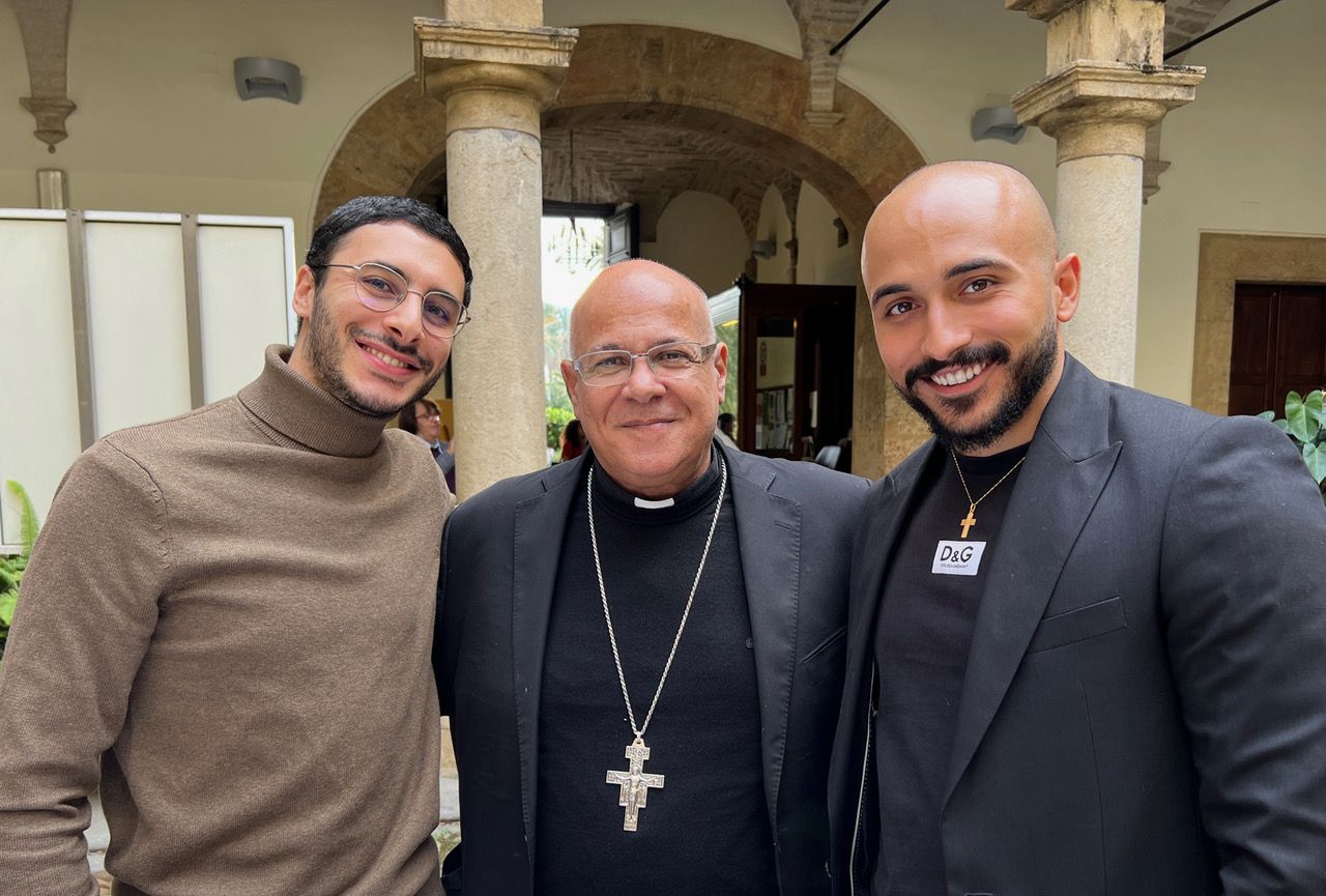 Il vescovo&nbsp;César Essayan, vicario apostolico di Beirut, con due rappresentanti libanesi del Consiglio dei giovani del Mediterraneo: Emile Fakhoury, a sinistra, e Roudy Jido, a destra / AVVENIRE