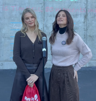 Kelly Sawyer Patricof (a sinistra) e&nbsp;Norah Weinstein in un frame tratto da un video pubblicato su Instagram