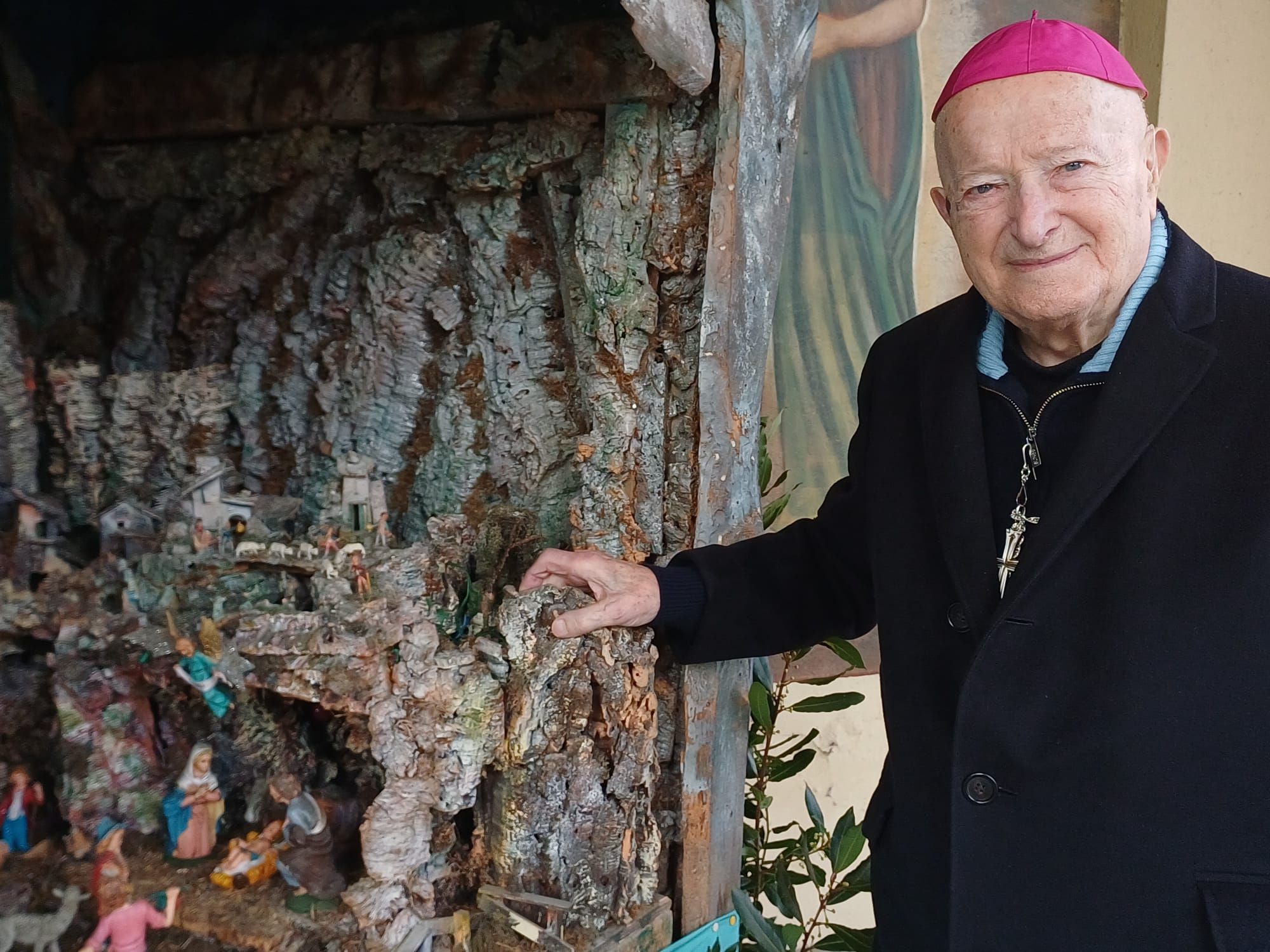 L'arcivescovo Bonicelli davanti al presepe allestito nella sua casa