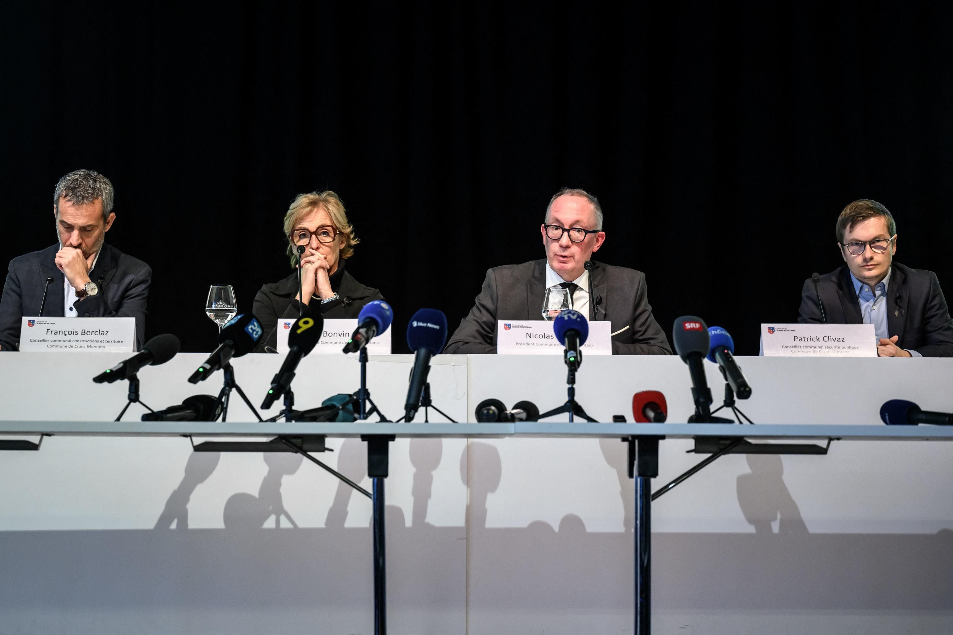Il sindaco Féraud (secondo da destra) durante la conferenza stampa