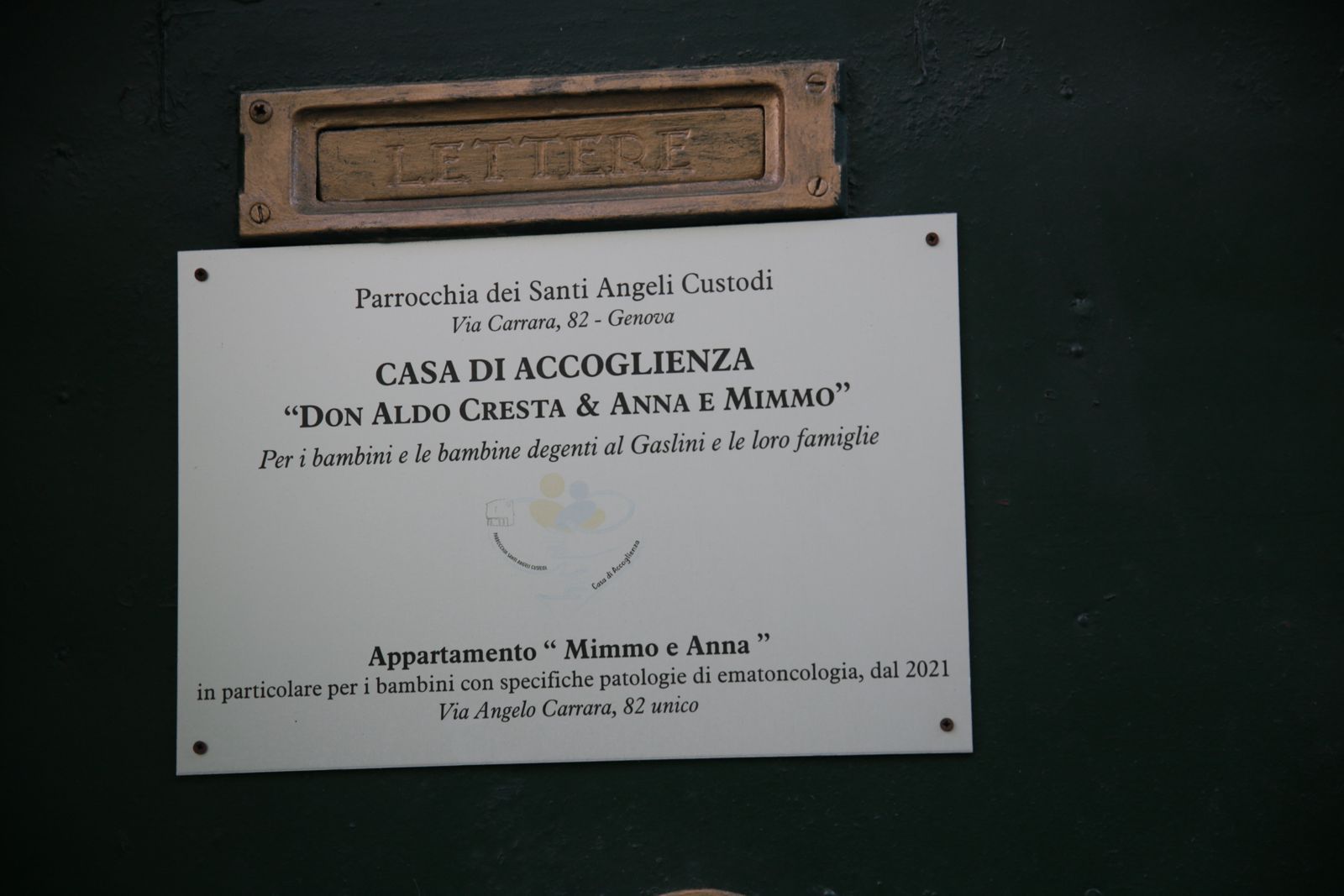La targa all’ingresso della Casa di accoglienza