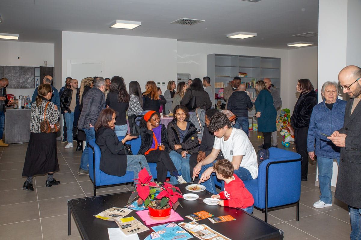 Un momento di convivialità nell'housing intergenerazionale di Perugia