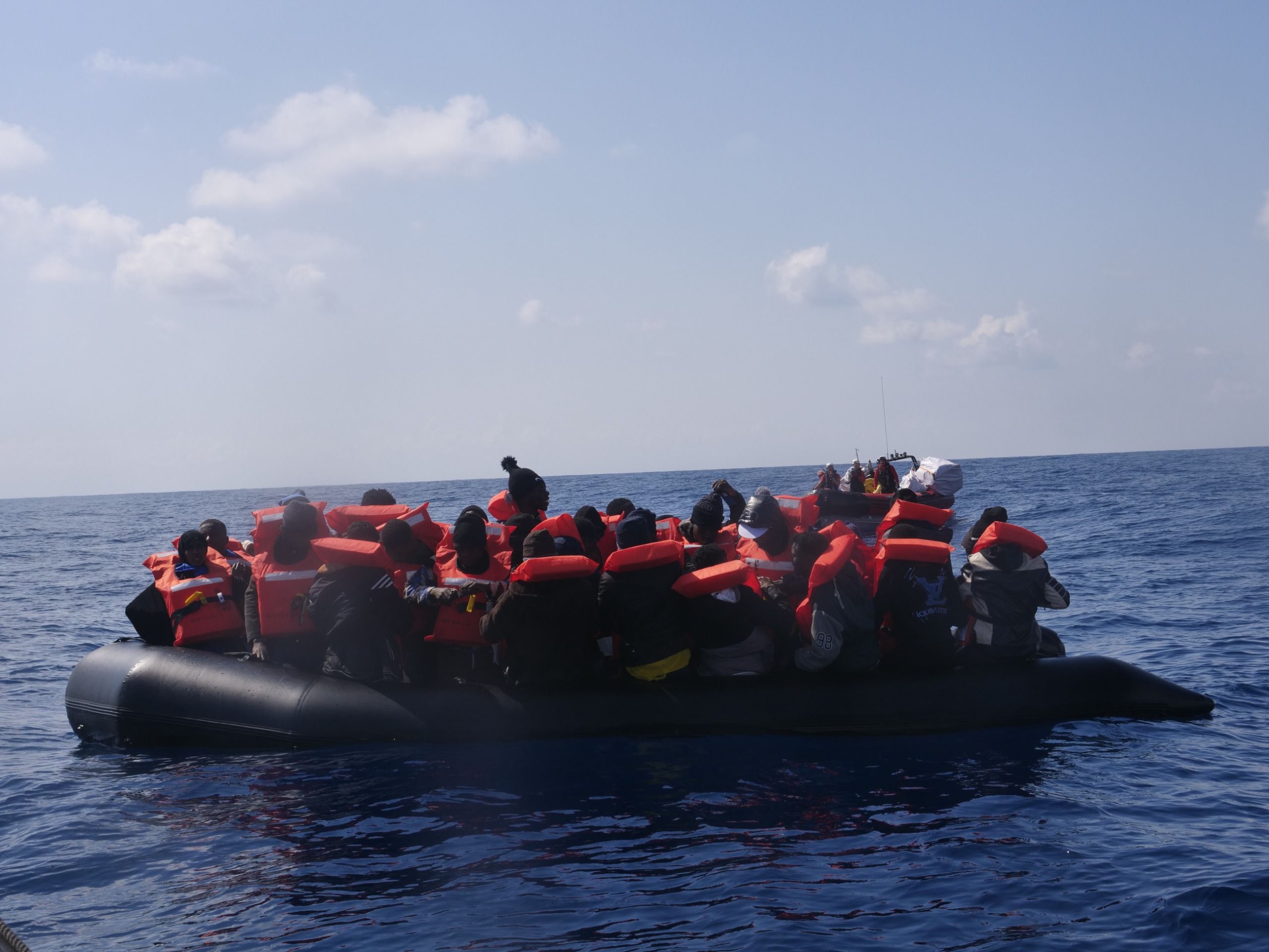 Il primo gommone soccorso dalla nave Ong Life Support