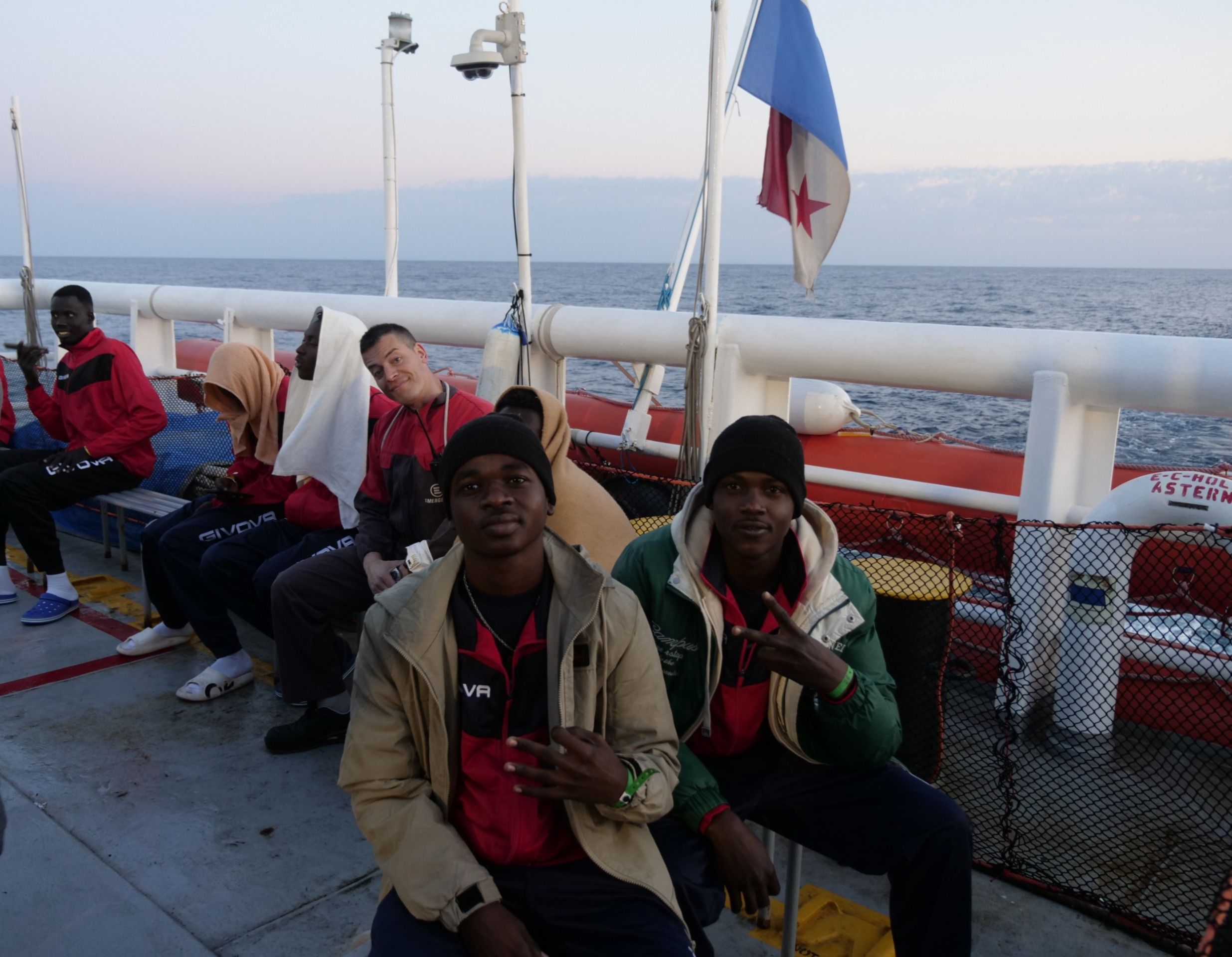Hassan e un amico sul ponte della nave