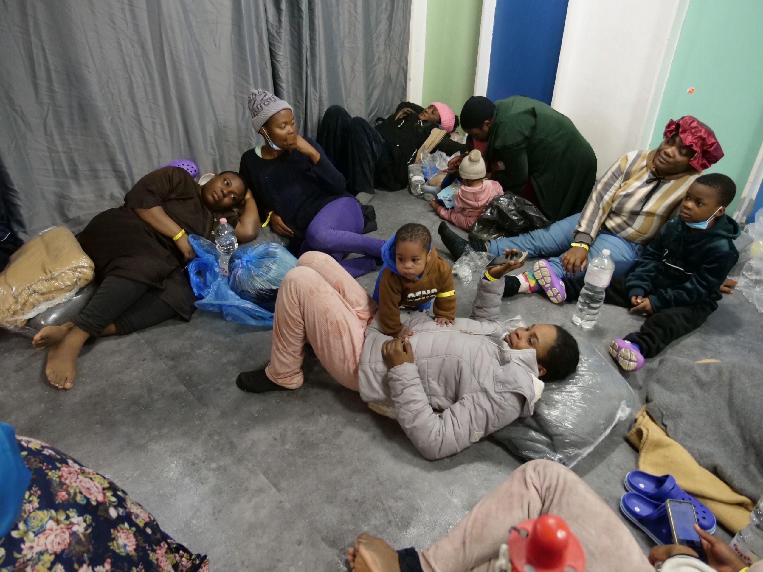 Fra i 123 migranti tratti in salvo (soprattutto giovani uomini) ci sono anche 20 donne e 26 minori non accompagnati