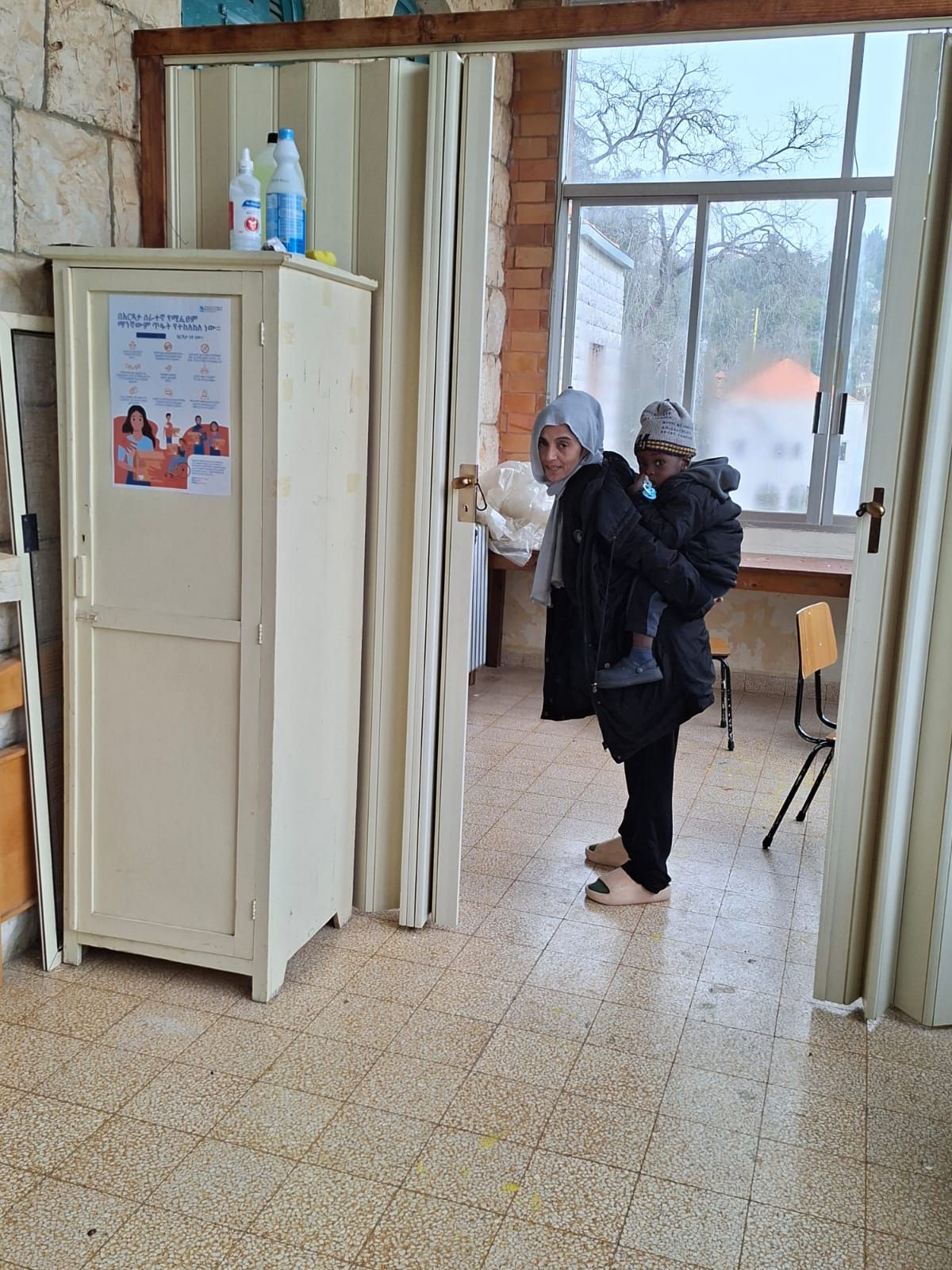Una donna di origini africane con il suo bambino sfollati dal sud del Libano o ospitati nel convento di Saint Germaine a Ghosta / foto di Lucia Capuzzi