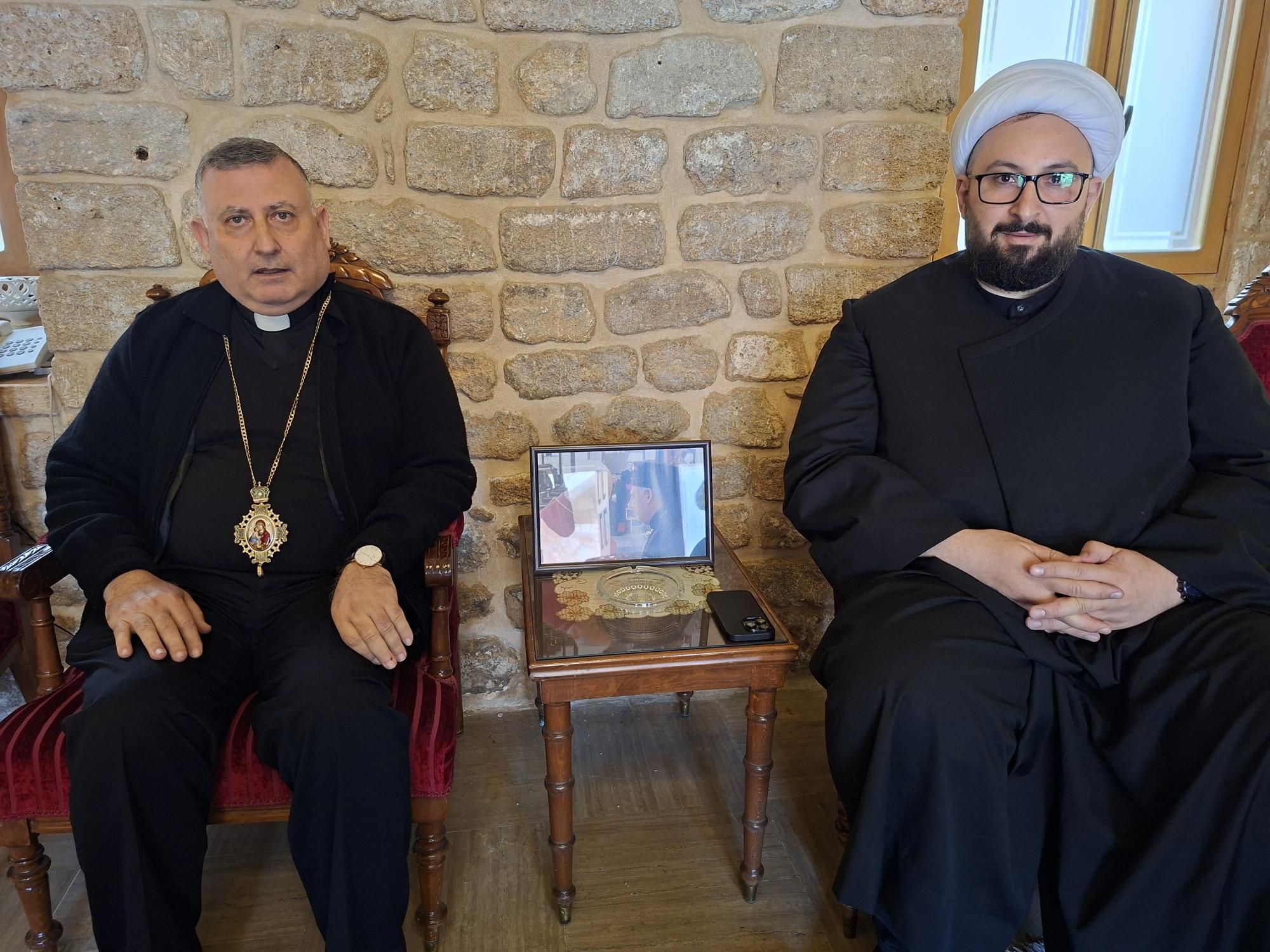L’arcivescovo greco-cattolico di Tiro, Georges Iskandar, con lo “sheikh” Rabih Kobeisi, il rappresentante religioso islamico. La collaborazione tra maggioranza sciita e cristiani è uno dei tratti distintivi dell’antico porto fenicio, dove i due quartieri cristiani sono gli unici sfuggiti all’ordine di evacuazione / Capuzzi