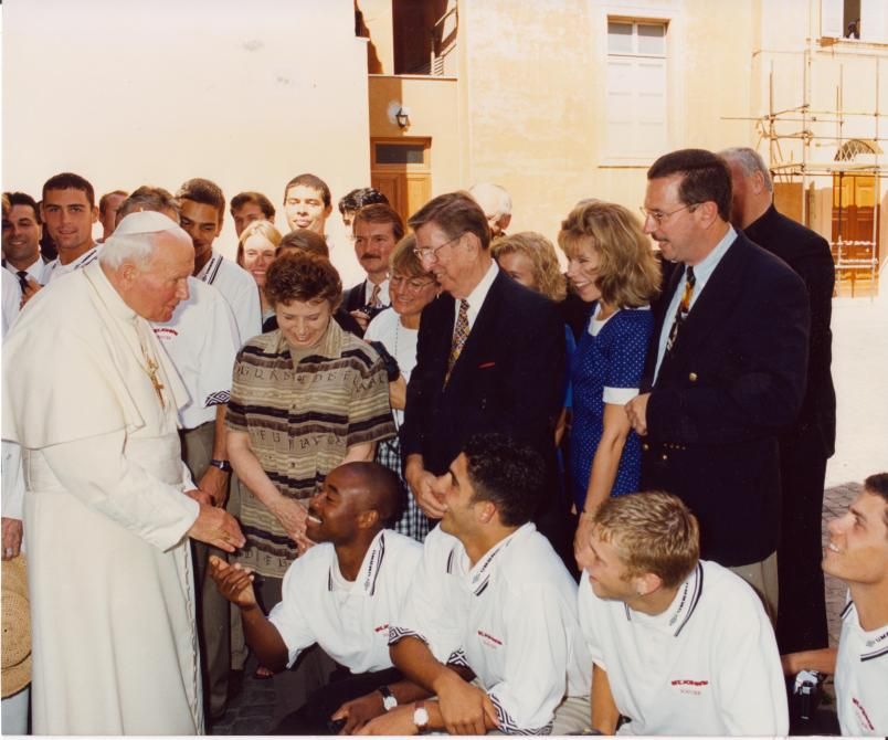 Il coach Lou Carnesecca (1925-2024) con papa Giovanni Paolo II