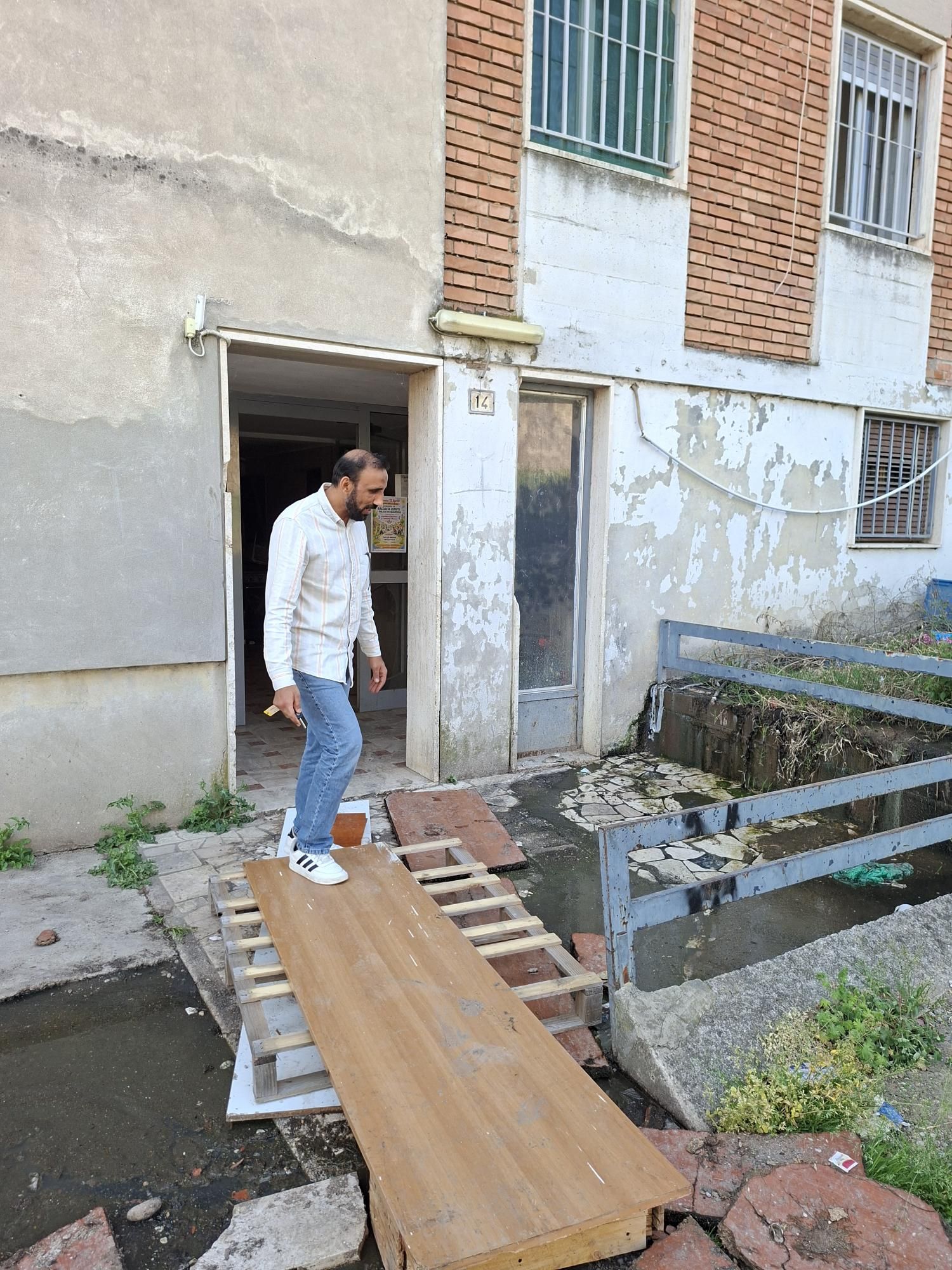 La passerella improvvisata sopra la perdita fognaria