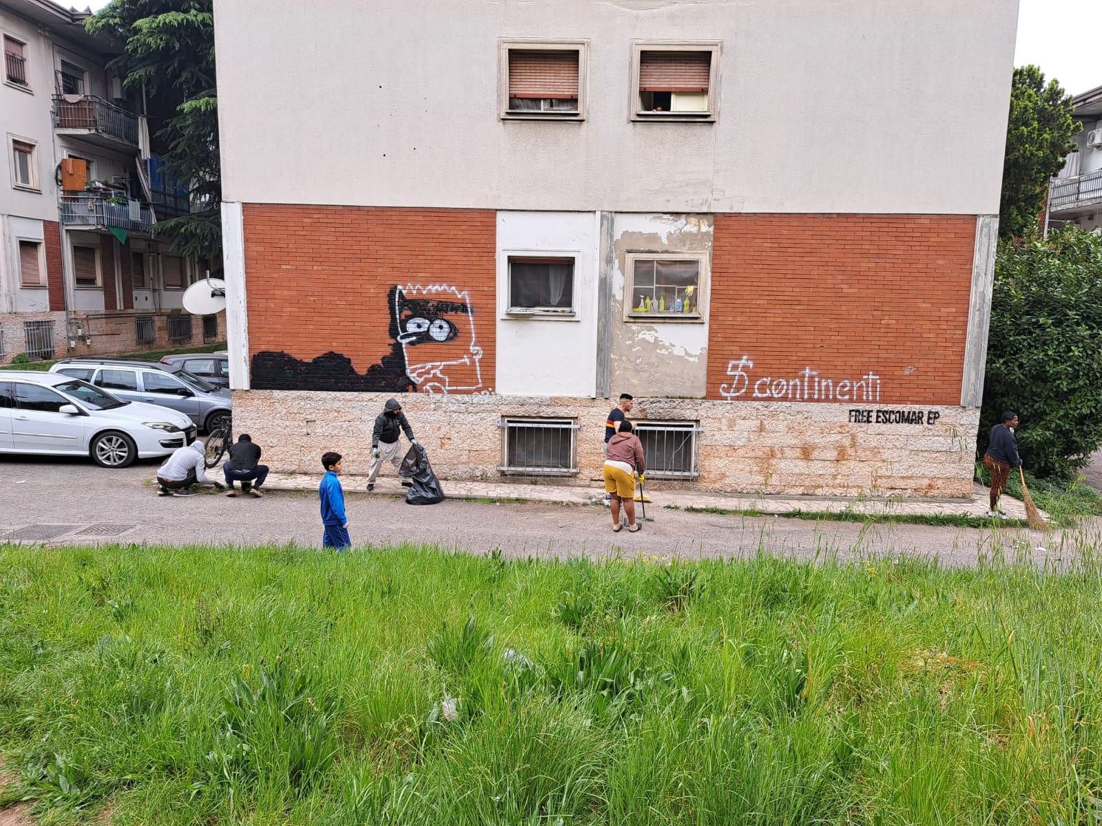 I residenti all'opera per raccogliere i rifiuti abbandonati