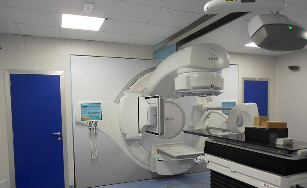 La sala di radioterapia dell'ospedale di Salerno, bianca e fredda, com'era prima dell'intervento di Irilli