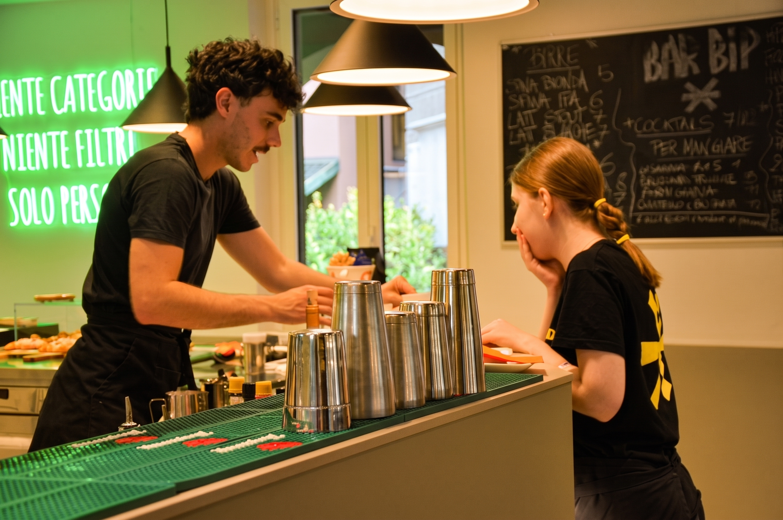 Ragazzi al lavoro all'interno del Bar Bip /Tullia Diena