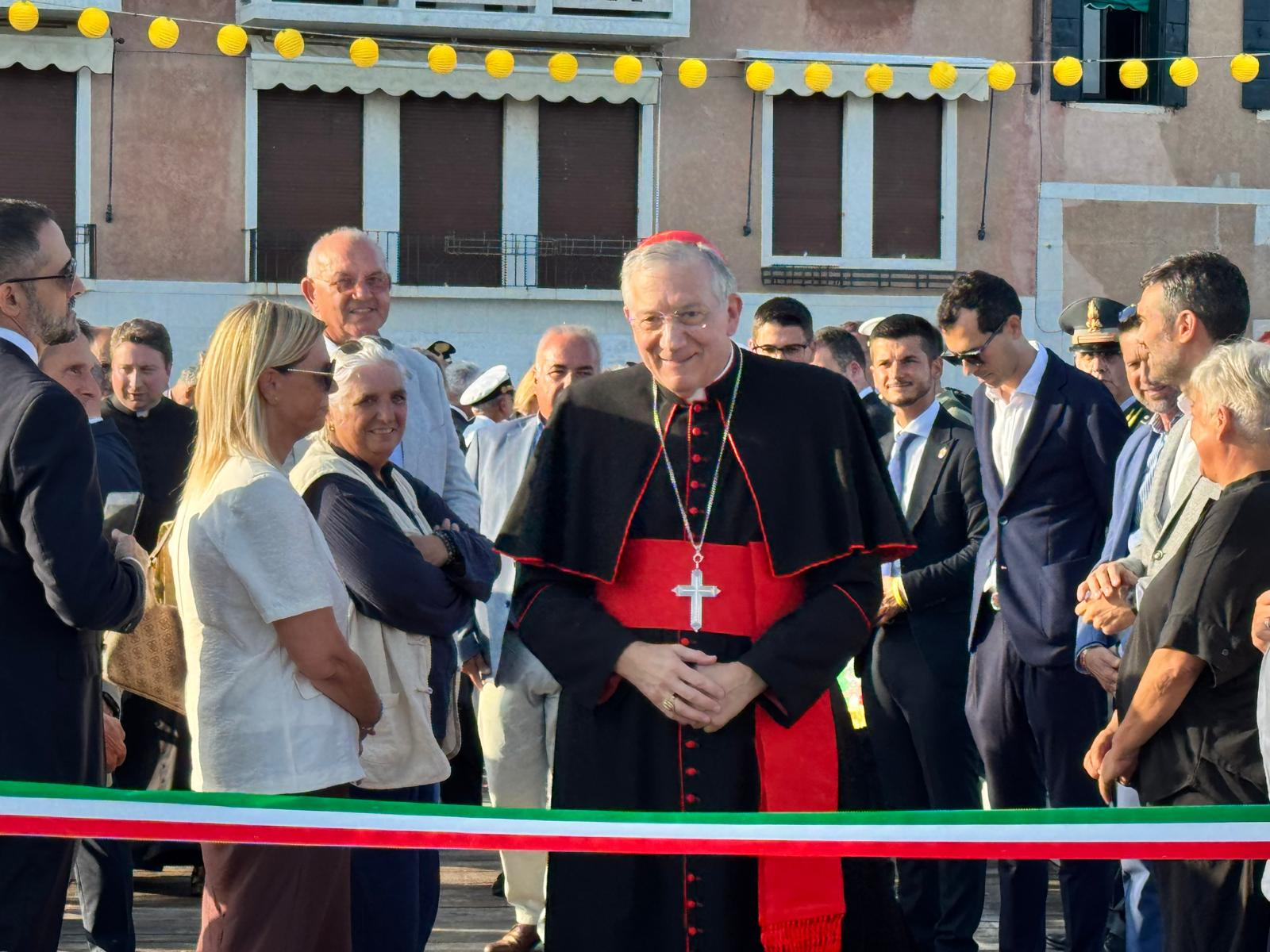 Il patriarca di Venezia, Francesco Moraglia, inaugura il ponte votivo galleggiante che porta alla basilica del Redentore alla Giudecca / PATRIARCATO DI VENEZIA