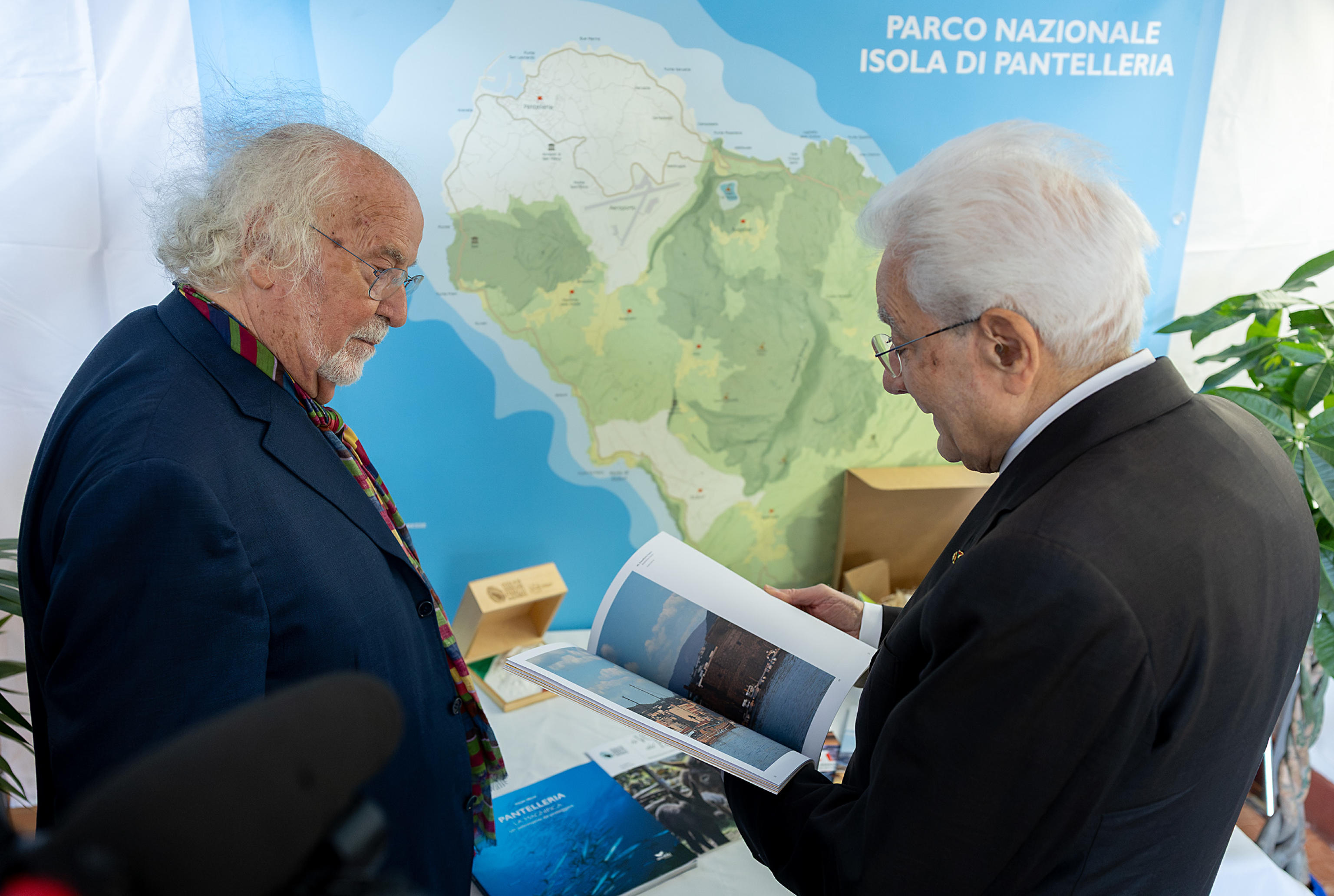 Il presidente Sergio Mattarella con Italo Cucci a Pantelleria /ANSA