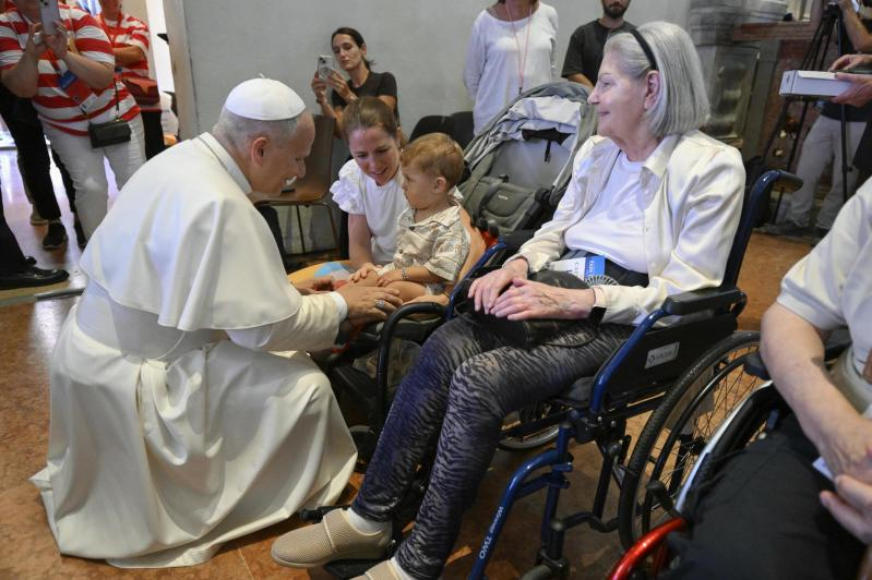 Leone incontra disabili e malati nella Cattedrale di Rimini /Ansa