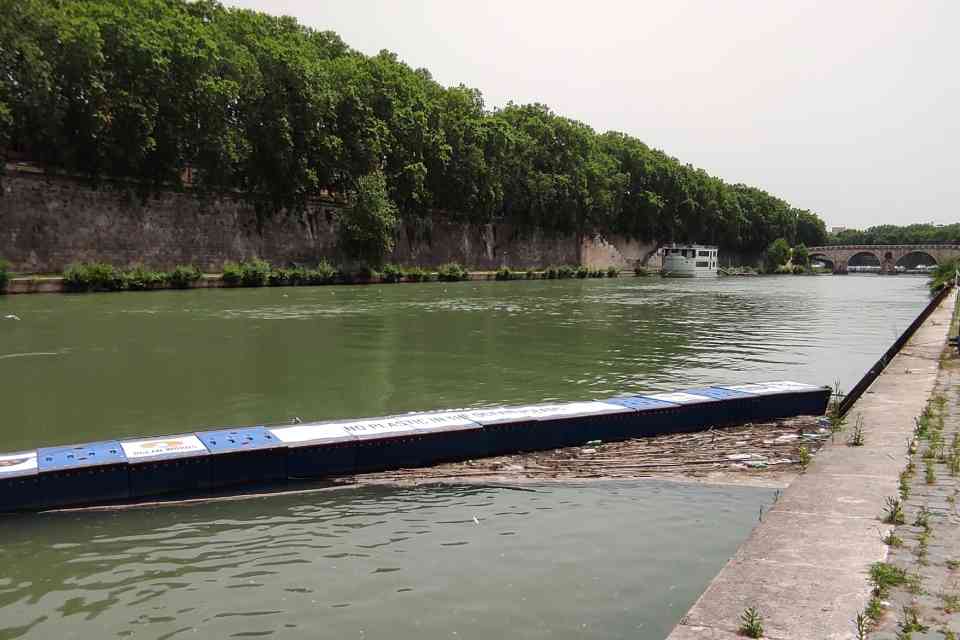 Roma, sul Tevere le barriere che salvano il mare dai rifiuti
