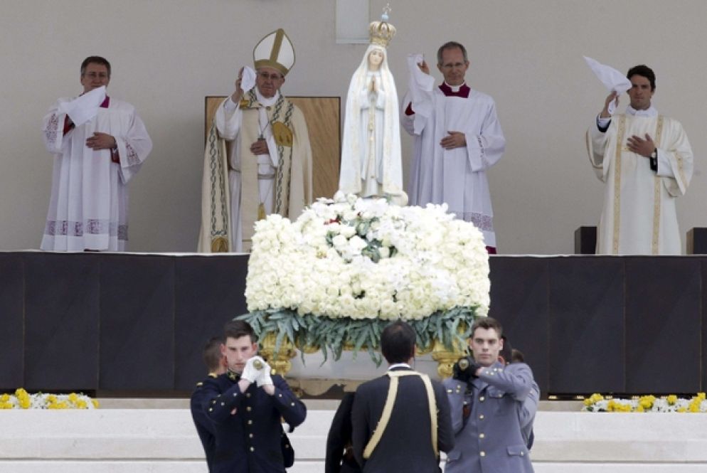Il saluto del Papa alla statua della Vergine di Fatima (Ansa)