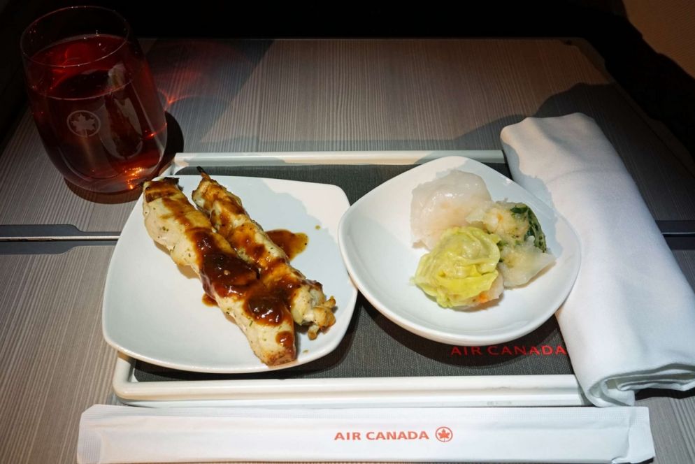 Vassoio del pranzo in prima classe di un volo Air Canada (Luke Lai, https://flic.kr/p/BSSmt3)
