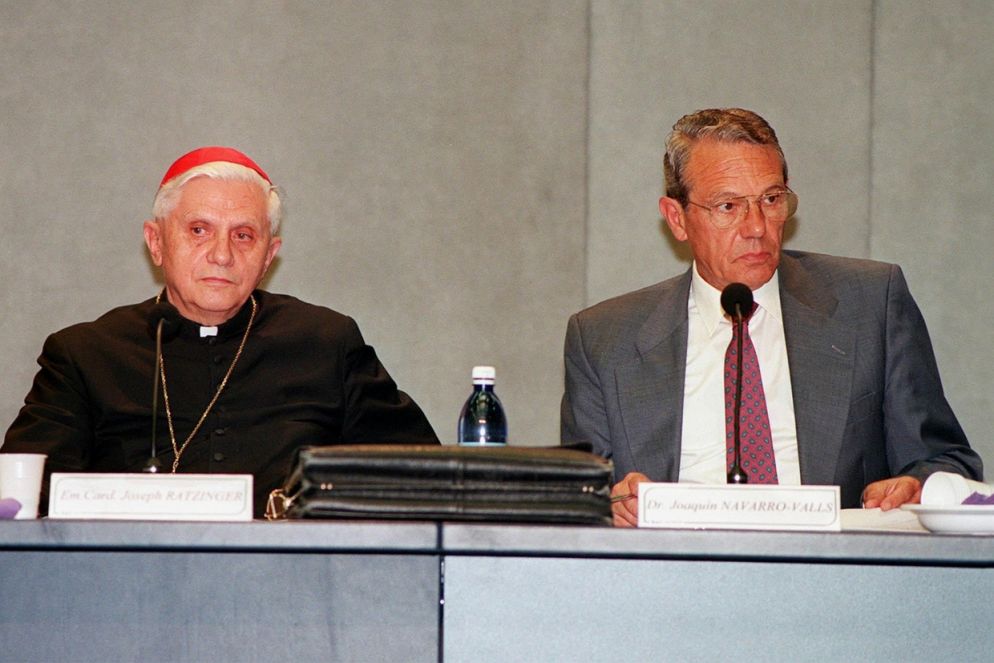 L'allora cardinale Ratzinger con Navarro Valls nel luglio 1998, durante la presentazione della lettera apostolica Apostolos Suos di Giovanni Paolo II ( Luciano Del Castillo/ANSA)