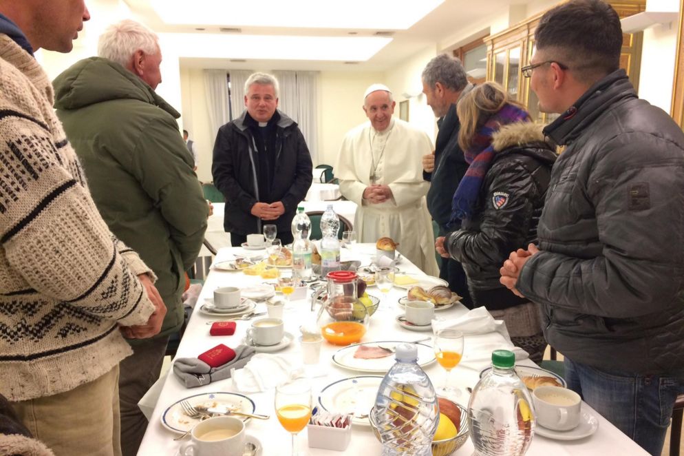 Gli 80 anni di papa Francesco con i senzatetto lo scorso 17 dicembre (L'Osservatore Romano)
