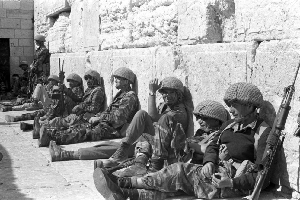 Soldati israeliani di fronte al Muro Occidentale nella Città Vecchia di Gerusalemme nel giugno 1967: il Muro fu conquistato nella Guerra dei Sei Giorni (ministero della Difesa di Israele)