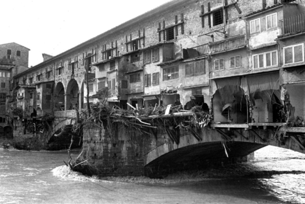 Ponte Vecchio ferito dall'Arno
