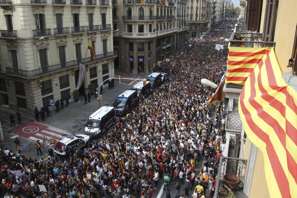 Manifestazione di protesta a Barcellona, nel giorno dello sciopero generale (Ansa)