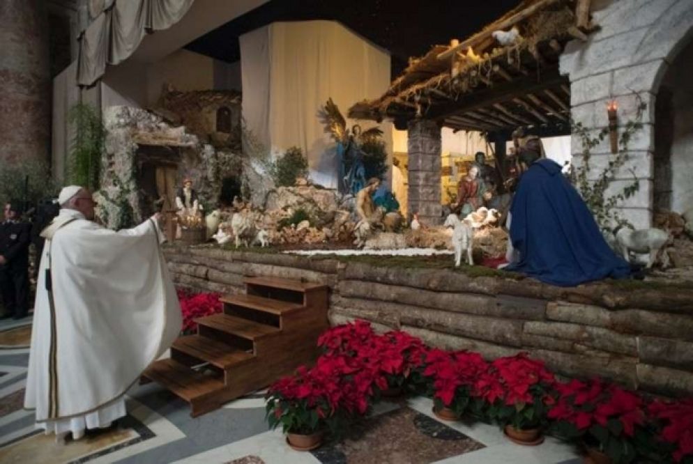 Papa Francesco incensa Gesù Bambino durante la Messa della notte di Natale in San Pietro (Vatican News)