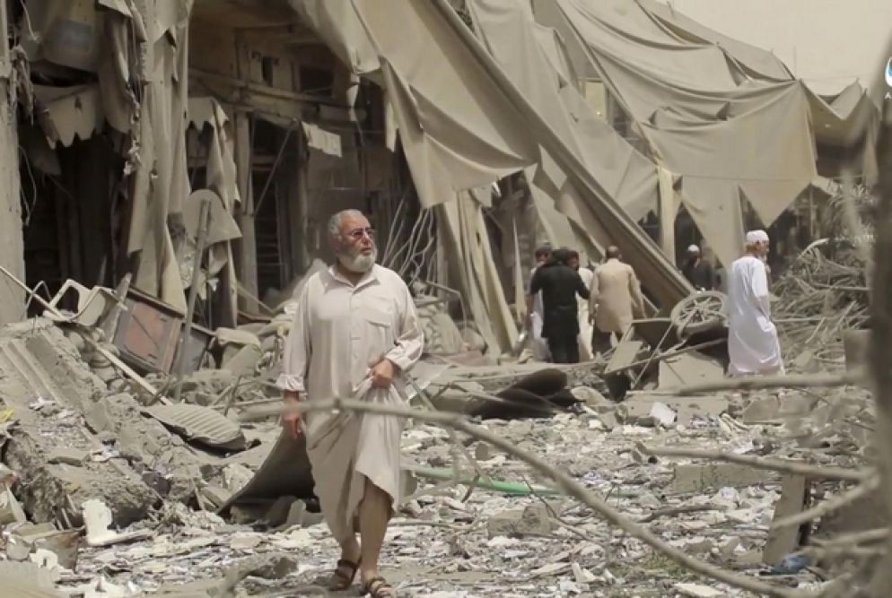 Gli effetti dei bombardamento della Coalizione anti-Daesh nel centro della città siriana di Raqqa (Ansa/Ap)