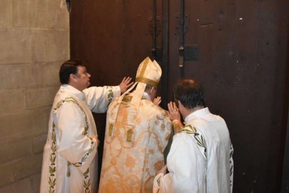 Il vescovo Fontana alla chiusura della Porta Santa che ad Arezzo ha coinciso con l'indizione del Sinodo diocesano