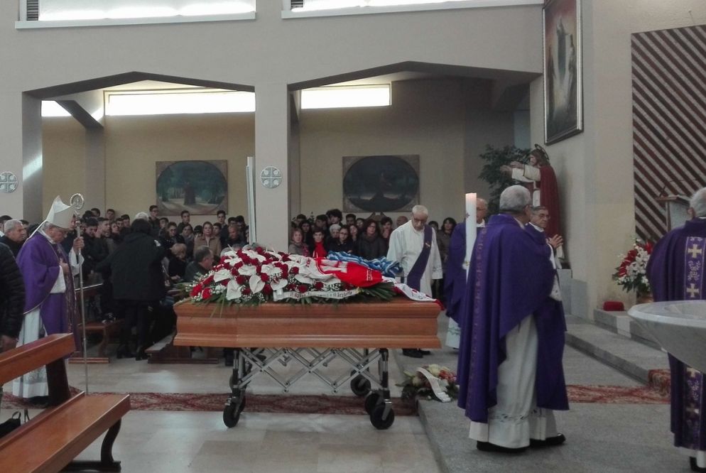 I funerali dei due fratelli Pintor morti a Natale