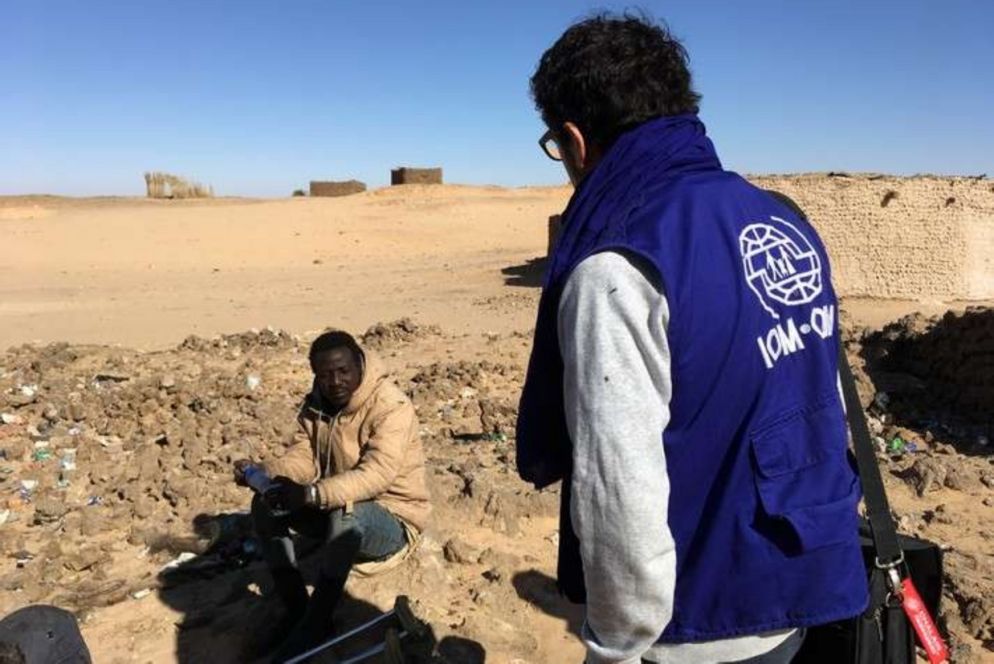 Un migrante assistito nel deserto dall'Oim (foto Oim)