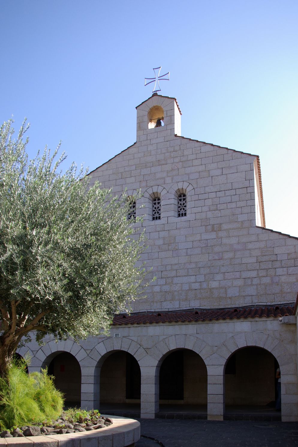 La facciata della chiesa della Moltiplicazione dei pani e dei pesci a Tabgha sul lago di Tiberiade - Public Domain
