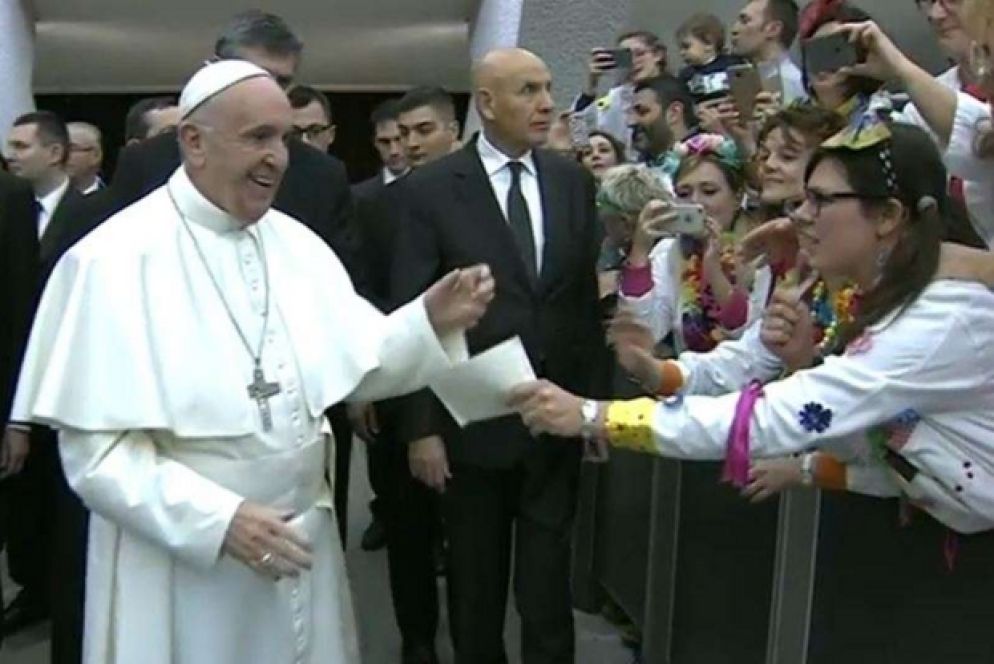 Alcuni ragazzi provenienti dalle aree colpite dal terremoto salutano papa Francesco.