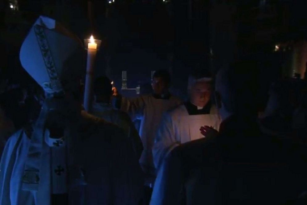 È seguita la processione verso l’Altare, con solo il cero pasquale acceso