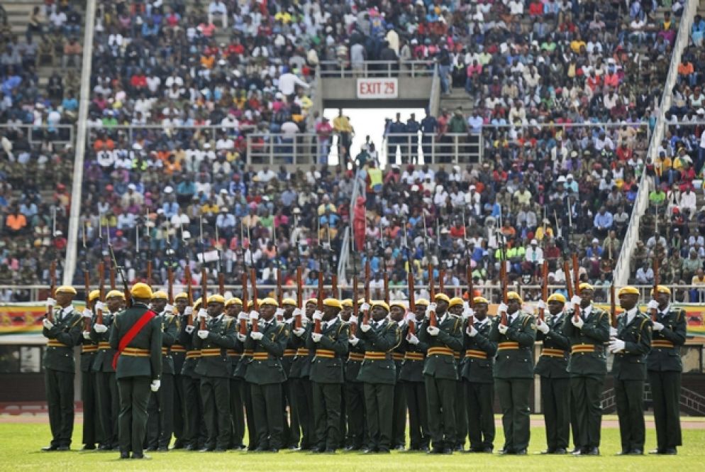 La cerimonia si è svolòta nello stadio nazionale di Harare (Ansa)