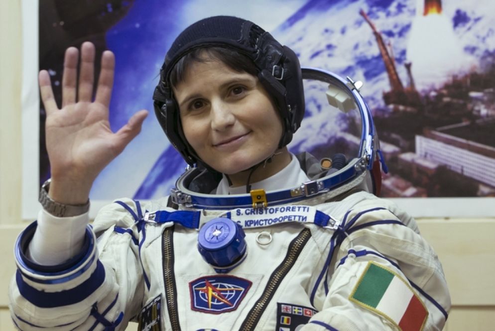 L'astronauta italiana Samantha Cristoforetti. La realtà (e la realtà di ciò che fanno e possono fare le donne) è molto distante da quella descritta nella maggior parte dei sussidiari delle elementari: in cui, mentre agli uomini sono associati decine e decine di varie possibilità lavorative, alle donne ne vengono riservate pochissime. Tra cui spiccano la mamma, la maestra, la commessa, la principessa, la strega...