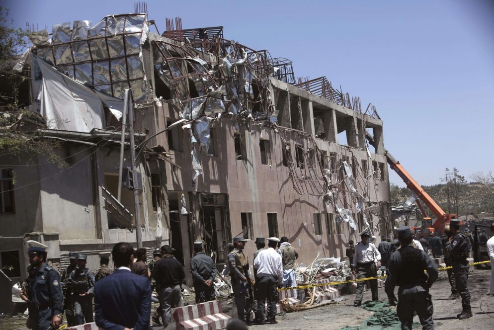 Un palazzo danneggiato dall'esplosione di stamattina a Kabul (Ansa)