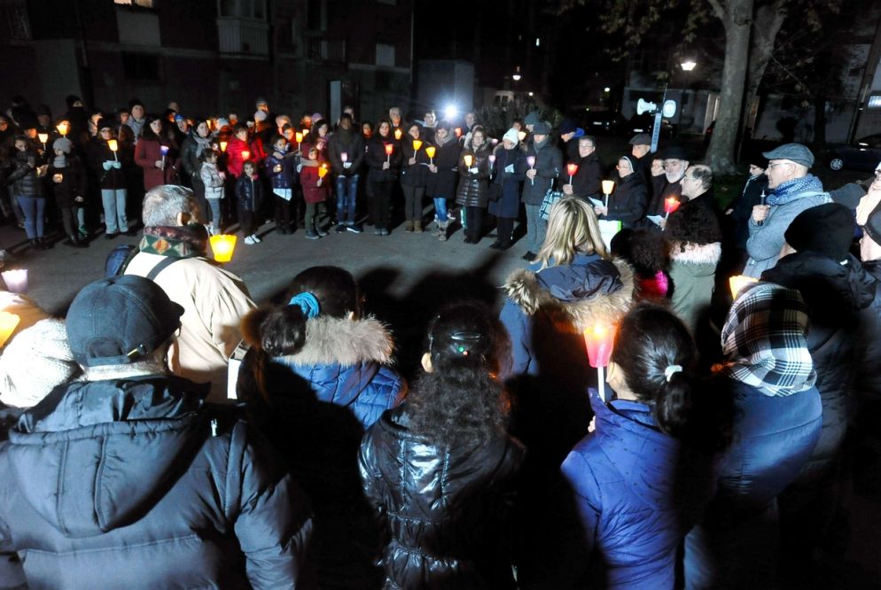 In cerchio, nel cortile di via del Danubio: un abbraccio di voci oranti e di luce (Fotogramma)