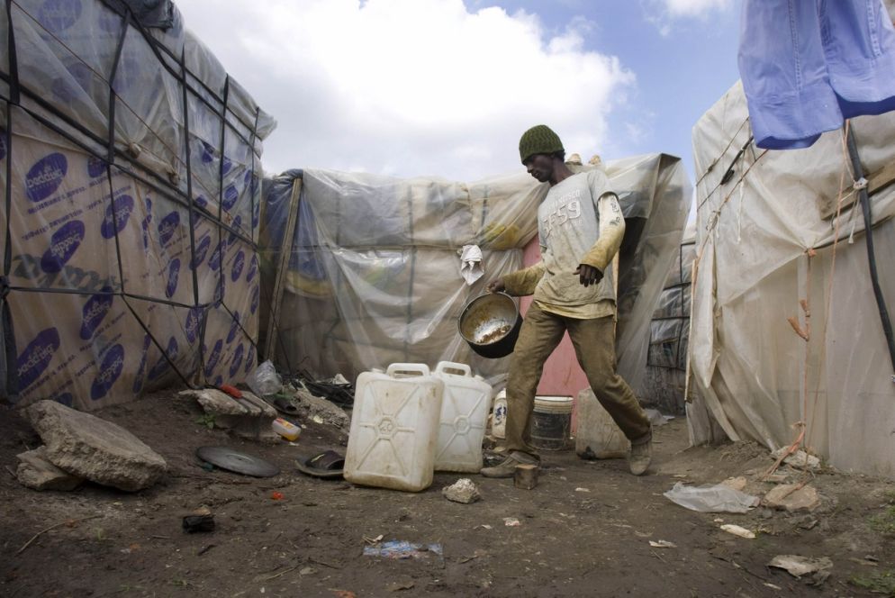 Un immigrato africano nel ghetto di Rignano in una foto di archivio del 2009