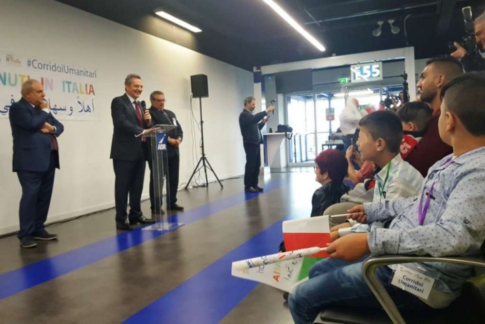 L'accoglienza delle autorità all'aeroporto (foto L. Liverani)
