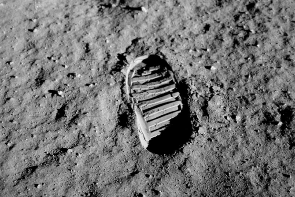 L’impronta del primo uomo: Neil Armstrong, il 20 luglio 1969 (Wikimedia Commons)