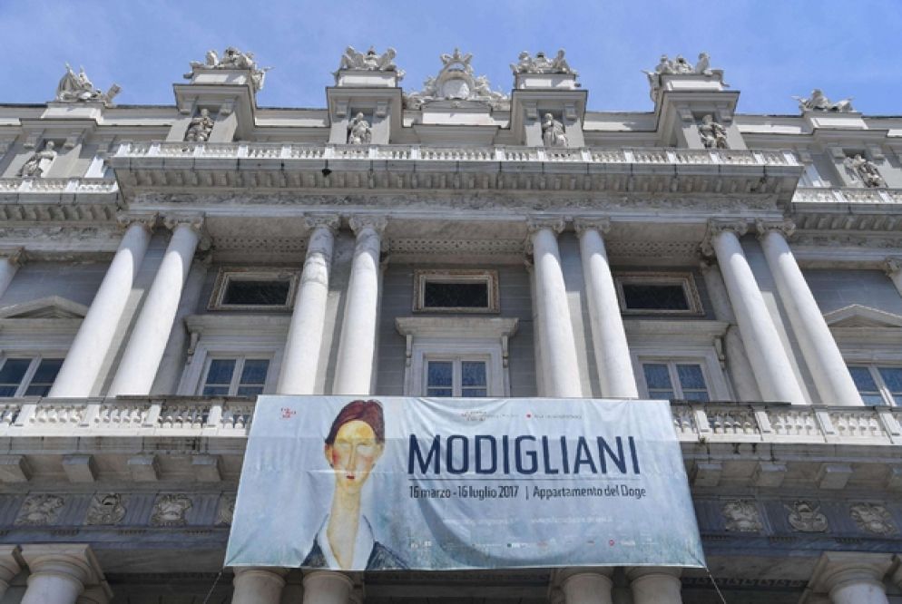La facciata del Palazzo Ducale, a Genova, durante la mostra di Amedeo Modigliani