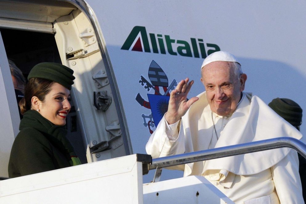 Papa Francesco saluta al momento della partenza da Fiumicino (Ansa)