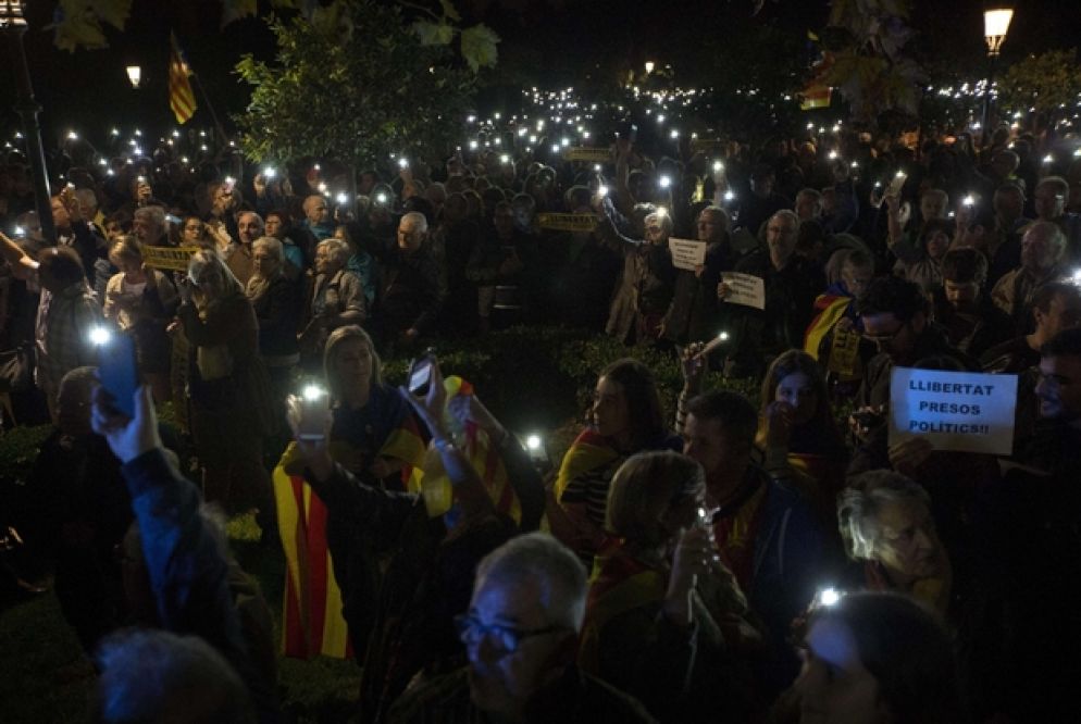 La veglia in piazza a Barcellona dopo l'arresto di una parte del governo catalano (Ansa)