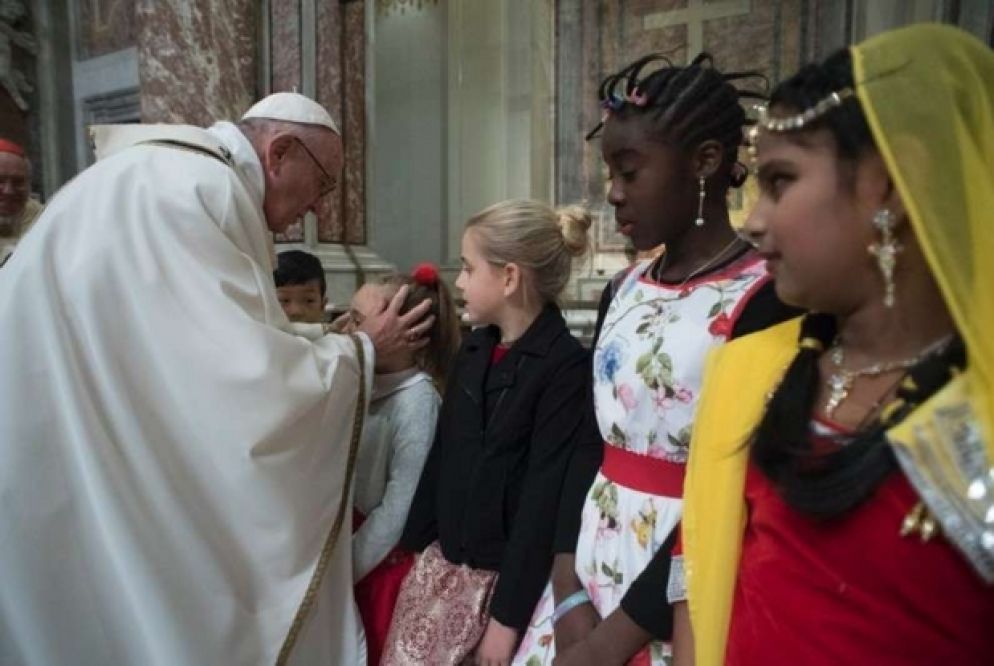 La Messa della notte di Natale in San Pietro. Papa Francesco saluta alcuni bambini (Vatican News)