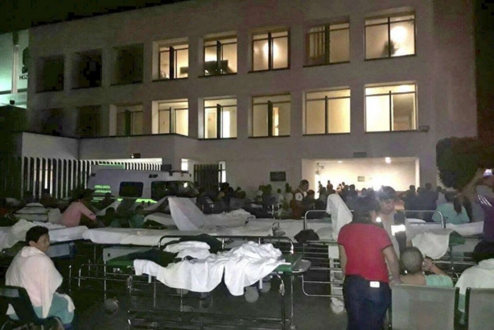 I pazienti dell'ospedale di Villahermosa sono stati portati subito in salvo nel piazzale (Ansa)