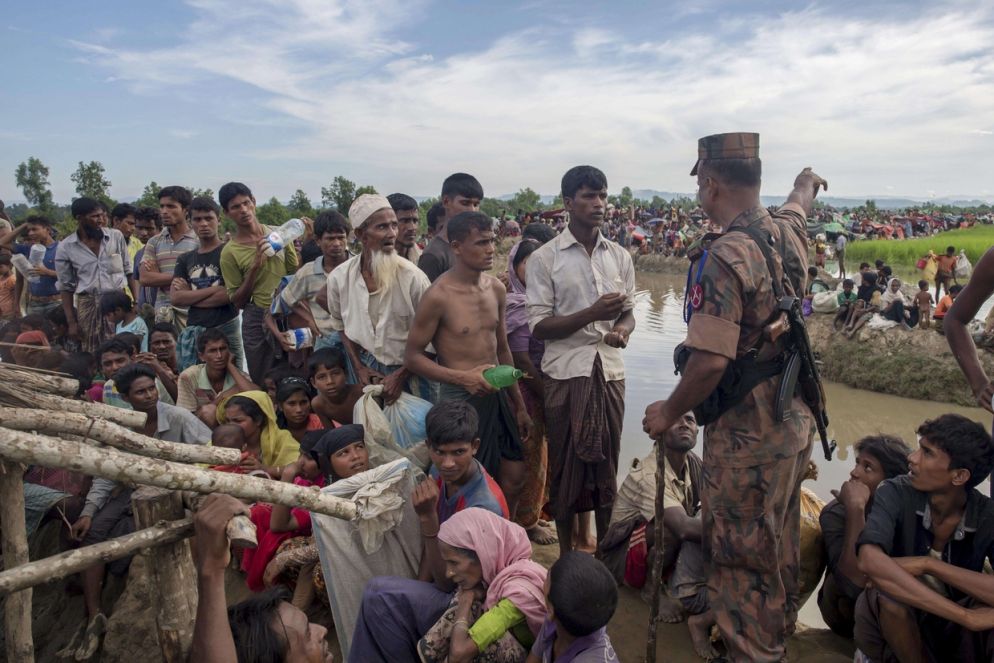 Rohingya poco oltre la frontiera del Bangladesh (Ansa/Ap)